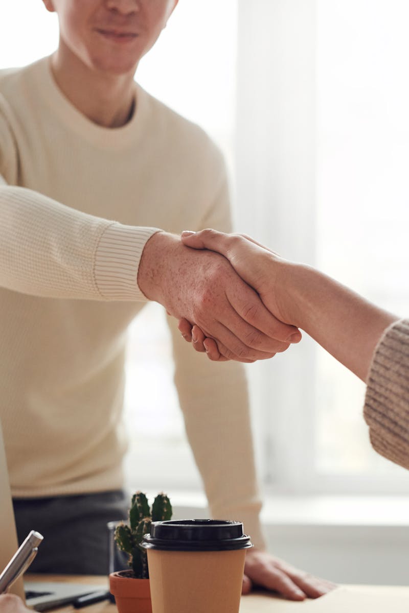 Deux personnes se serrant la main pour un projet de rénovation énergétique CEE à Paris